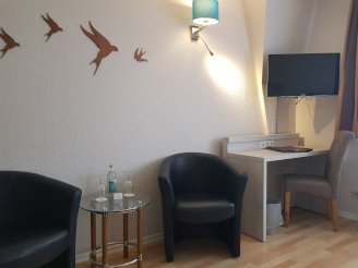 gemütliche Sitzecke im Zimmer im ElbRivera Hotel Magdeburg