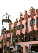 Gebäude erbaut von Friedensreich Hundertwasser in der Nähe des ElbRivera Hotel Magdeburg