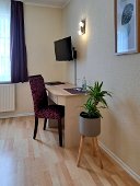 Schreibtisch im Zimmer des ElbRivera Hotel Magdeburg