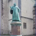 Luther Statue vor der Johanneskirche in der Nähe des ElbRivera Hotel Magdeburg